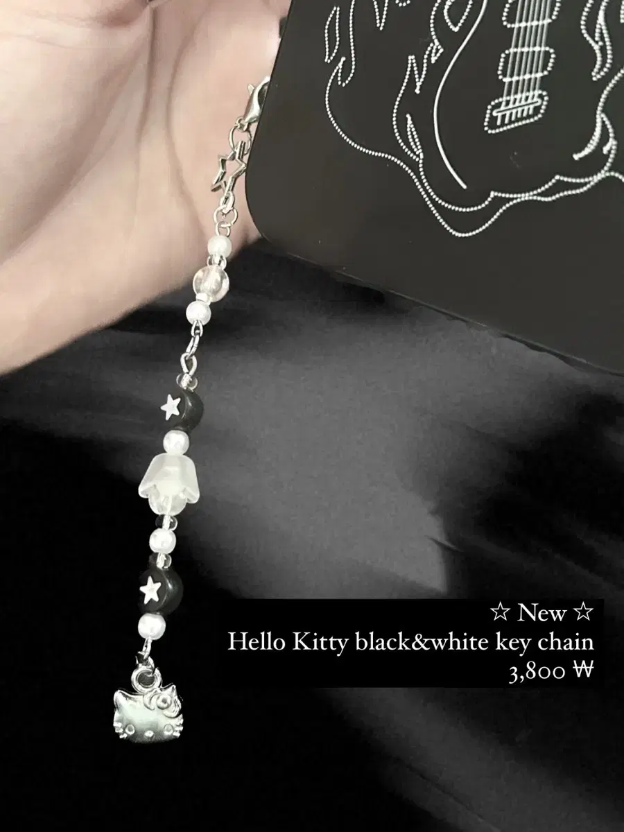 Hello kitty black&white key chain 키티비즈키링